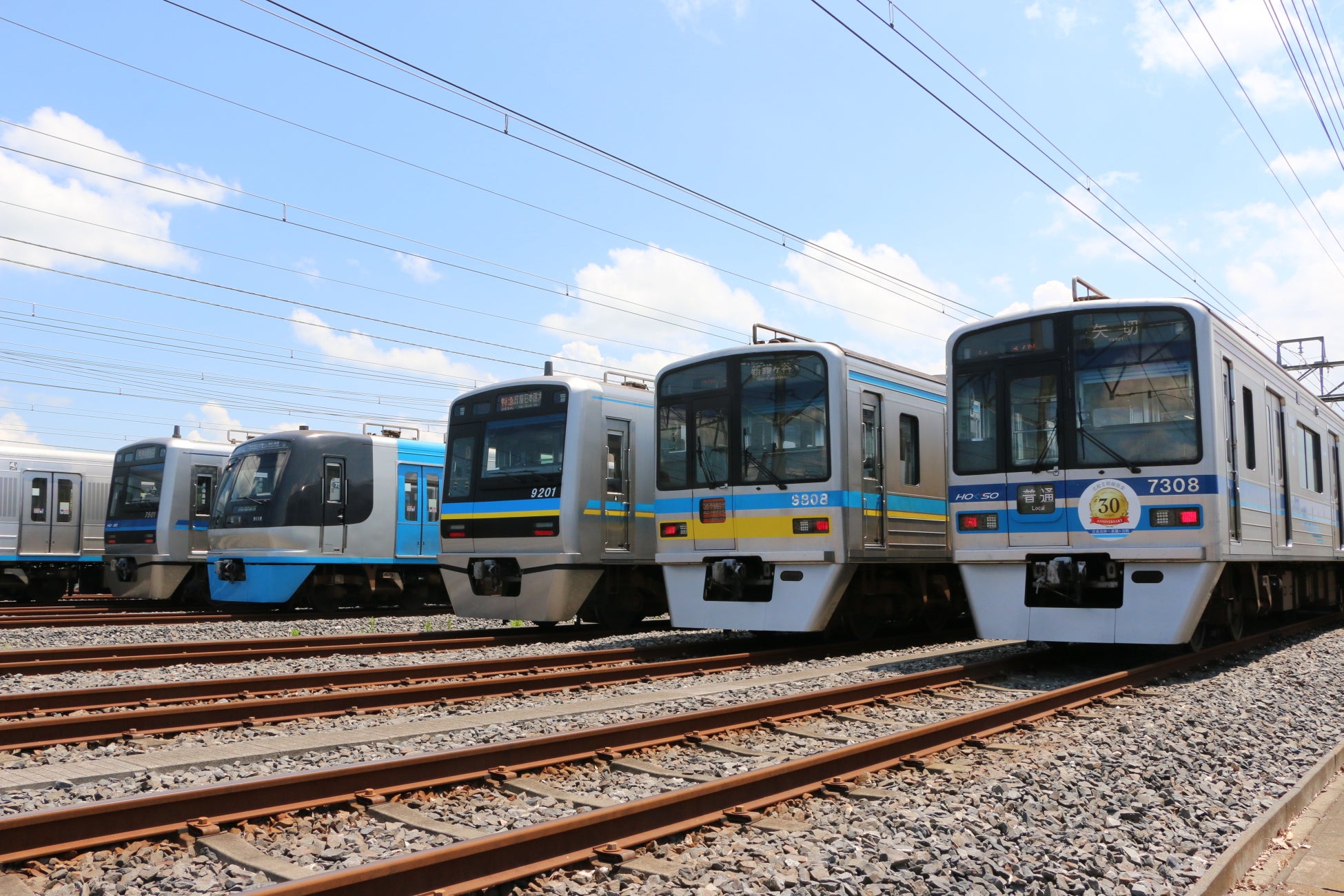 北総鉄道の電車が並ぶ風景