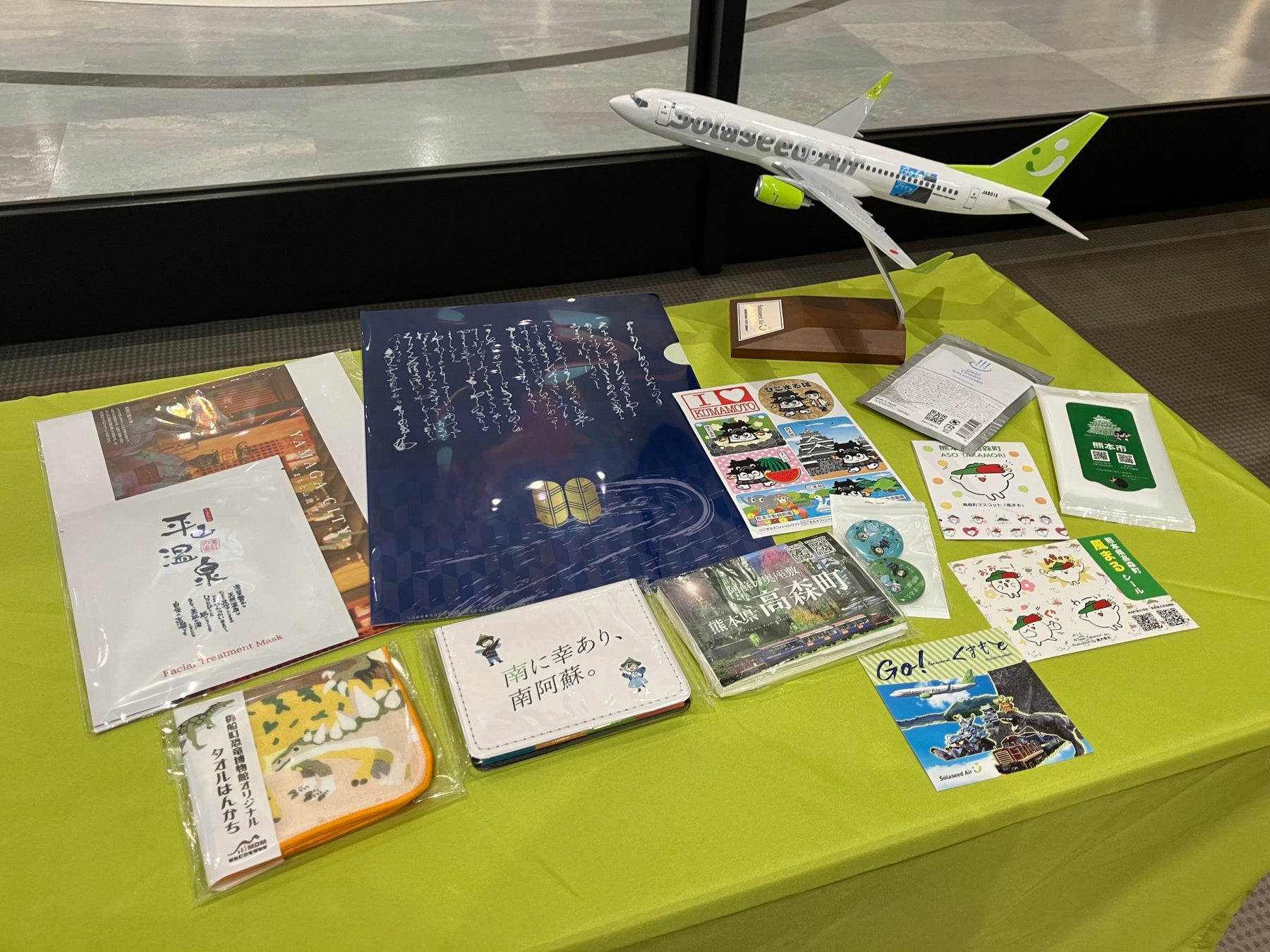 ソラシドエア特別機の模型と熊本関連グッズの展示
