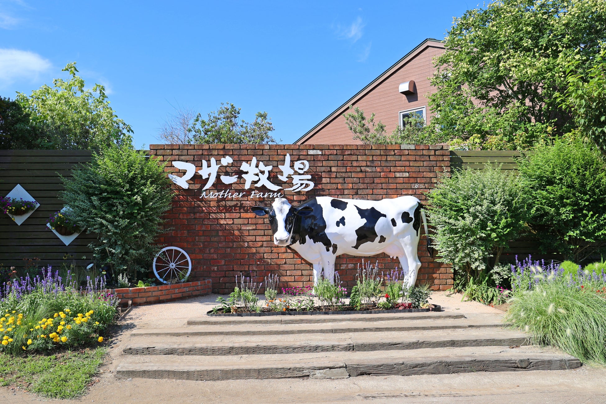 マザー牧場のエントランスと牛のオブジェ