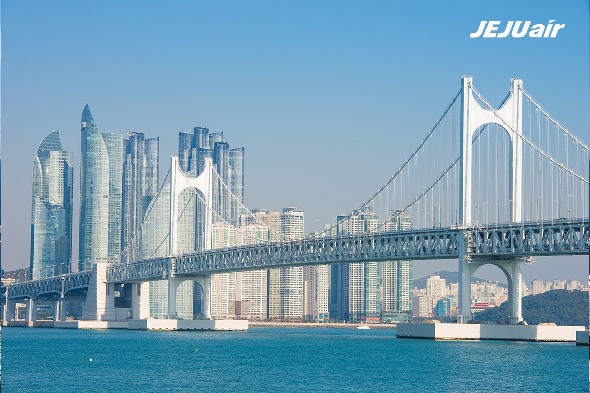 チェジュ航空のロゴと都市の橋の風景